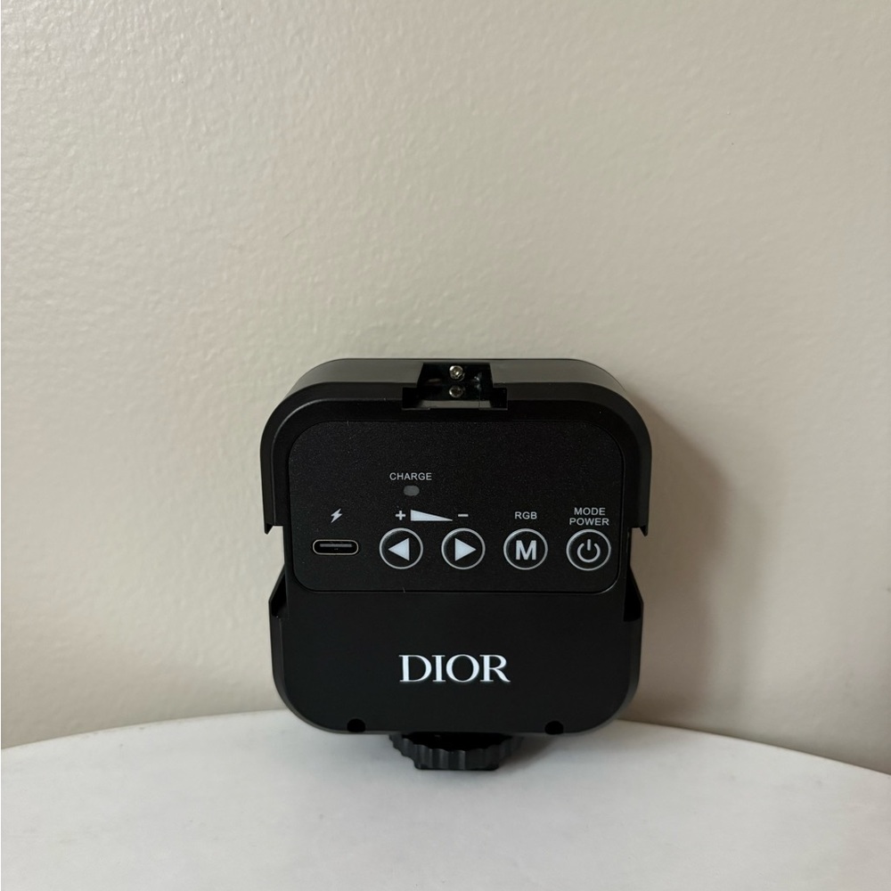 Dior Black Frame LED Clip Light with White Panel - Picture 4 of 6